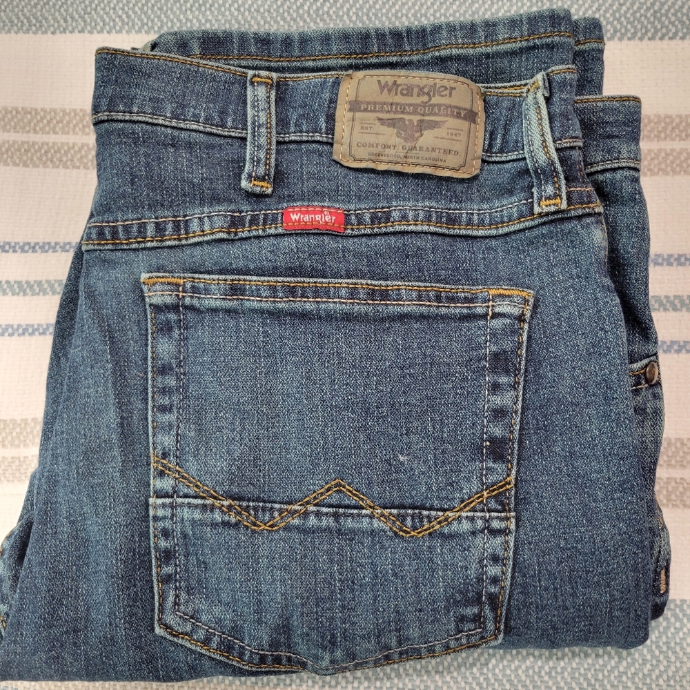Wrangler Men's Classic Denim Jeans.  Slim Straight. 36 X 32